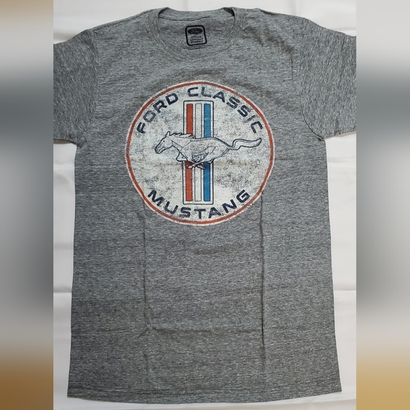 NWOT gray Tshirt with mustang logo size s - Picture 1 of 4